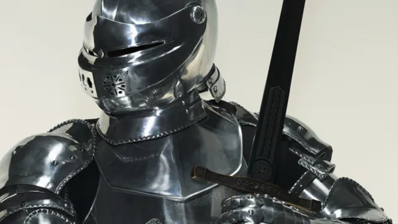 Gambar baju zirah bergaya ksatria abad pertengahan yang mengilap. (livescience.com)