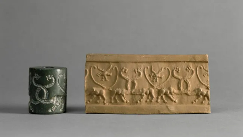 Contoh segel silinder (kiri) di samping desainnya pada tablet tanah liat (kanan). Sebuah studi baru menunjukkan bahwa simbol-simbol pada segel ini adalah cikal bakal proto-cuneiform. (livescience.com)