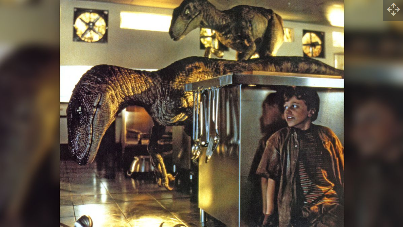 Velociraptors dalam film Jurassic Park tahun 1993 didasarkan pada dinosaurus Deinonychus.