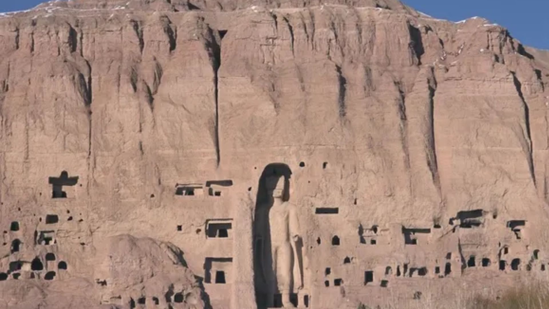 Salah satu dari dua patung Buddha monumental yang diukir di tebing batu pasir di Afghanistan.