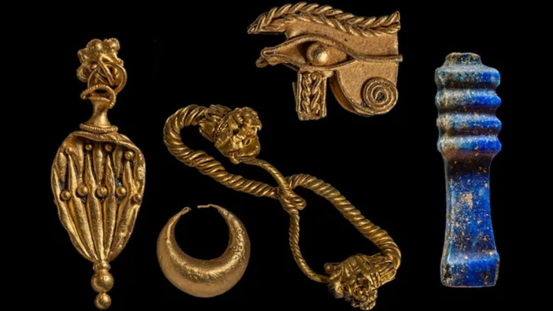 Para arkeolog bawah air menemukan banyak artefak di dalam candi, termasuk benda-benda emas, perhiasan, dan pilar djed, simbol stabilitas yang terbuat dari lapis lazuli.
