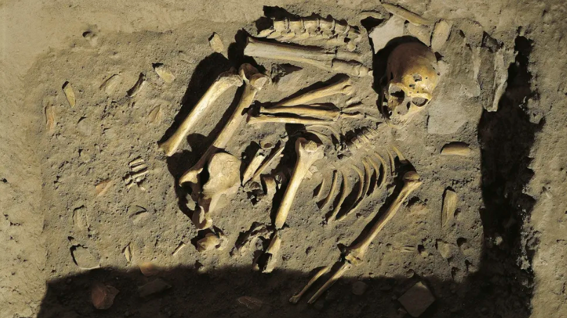 Rekonstruksi pemakaman manusia Neanderthal di La Chapelle-aux-Saints, Prancis.