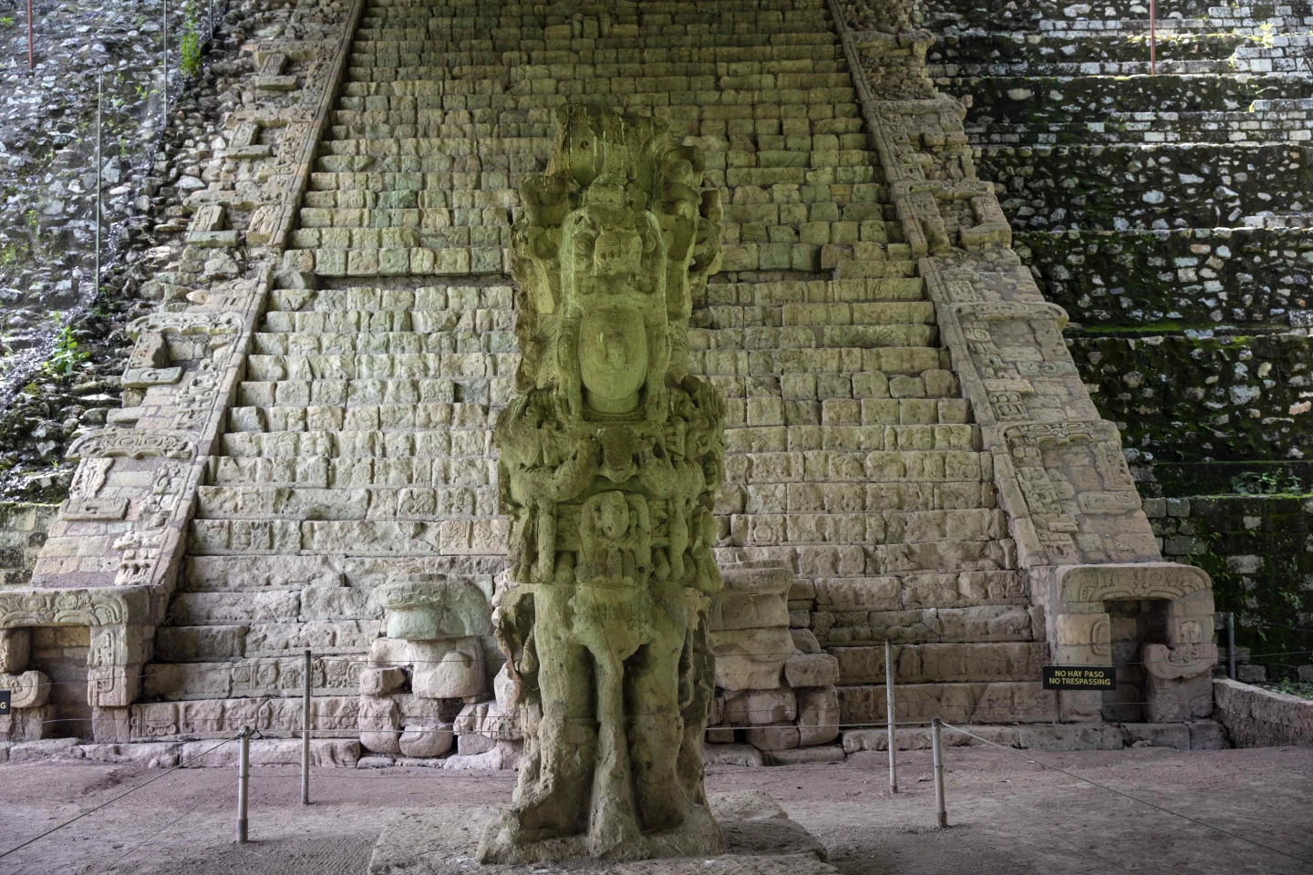 Stela M dan Tangga Hieroglif terlihat di dalam situs arkeologi Copan, di Reruntuhan Copan, Honduras, Sabtu, 3 Juli 2021.