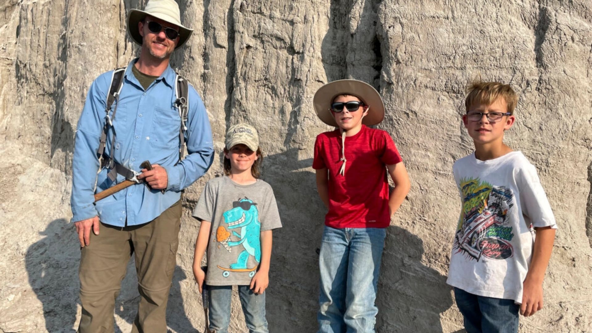 ahli paleontologi vertebrata Tyler Lyson, kiri, berpose dengan para penemu fosil muda Liam Fisher, Jessin Fisher, dan Kaiden Madsen pada hari ekspedisi mereka
