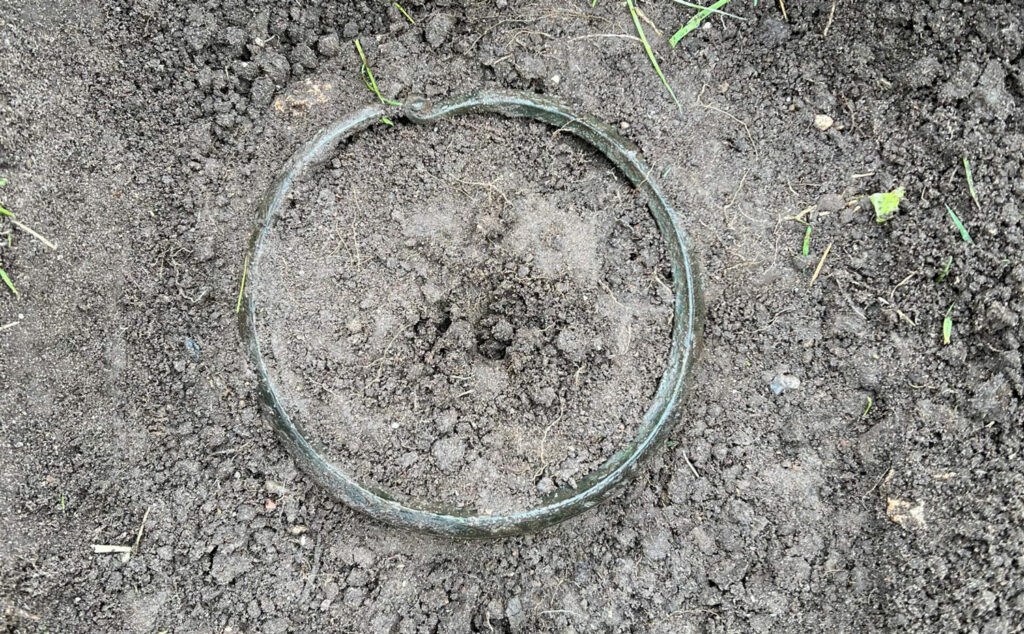 Cincin leher perunggu di situs yang sama dimana ditemukan pedang perunggu , V&aelig;rebro &Aring;dal, Denmark