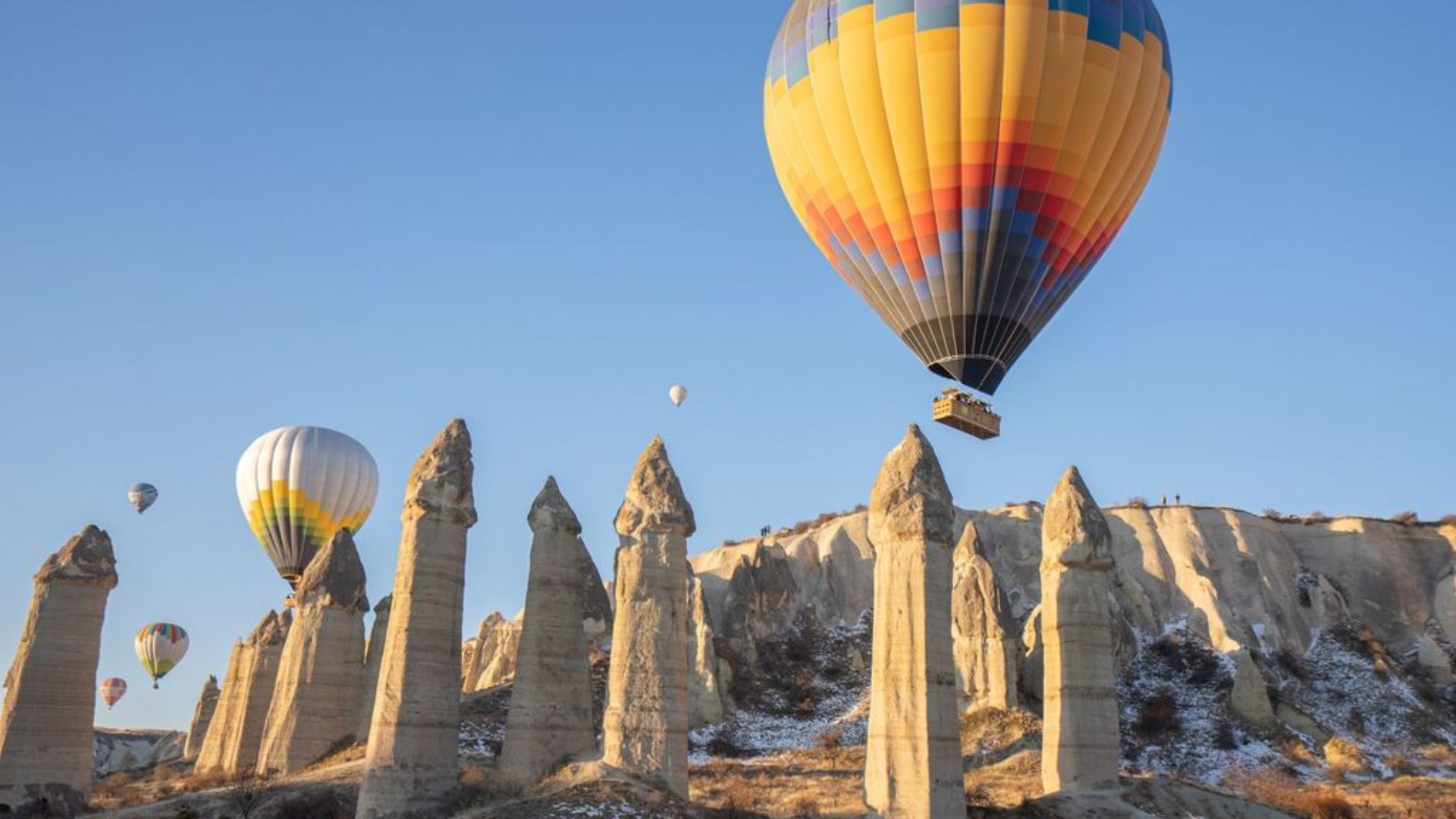 Cappadocia adalah tujuan wisata yang terkenal karena menawarkan wahana balon udara di atas cerobong asap.
