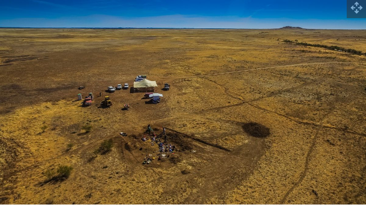 Para ahli paleontologi menemukan tengkorak sauropoda berusia 98 juta hingga 95 juta tahun dalam sebuah penggalian yang diselenggarakan oleh Australian Age of Dinosaurs Museum di Queensland.