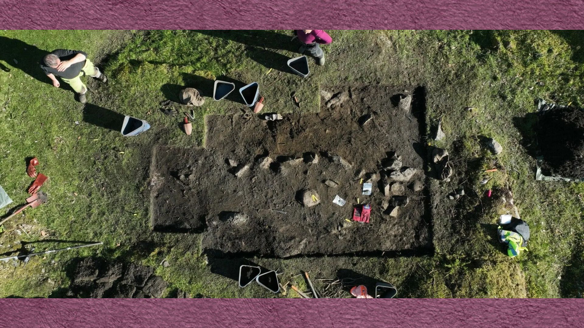 Di Skumsnes di pantai barat Norwegia, para arkeolog telah menggali tiga kuburan wanita kaya dari Zaman Viking.