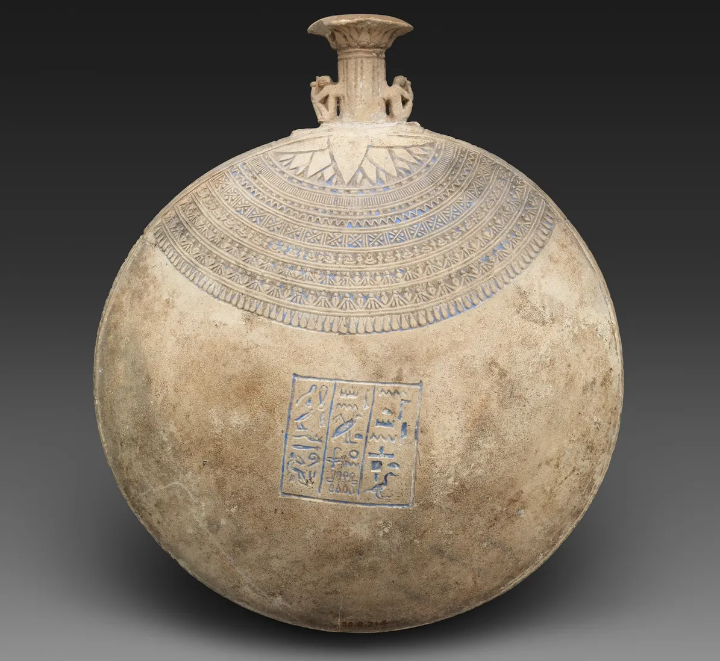 Prasasti pada labu berusia 2.600 tahun ini, yang kini berada di Metropolitan Museum of Art di New York, meminta dewa Montu dan Amun-Re untuk mengaruniakan Selamat Tahun Baru kepada seorang pendeta.