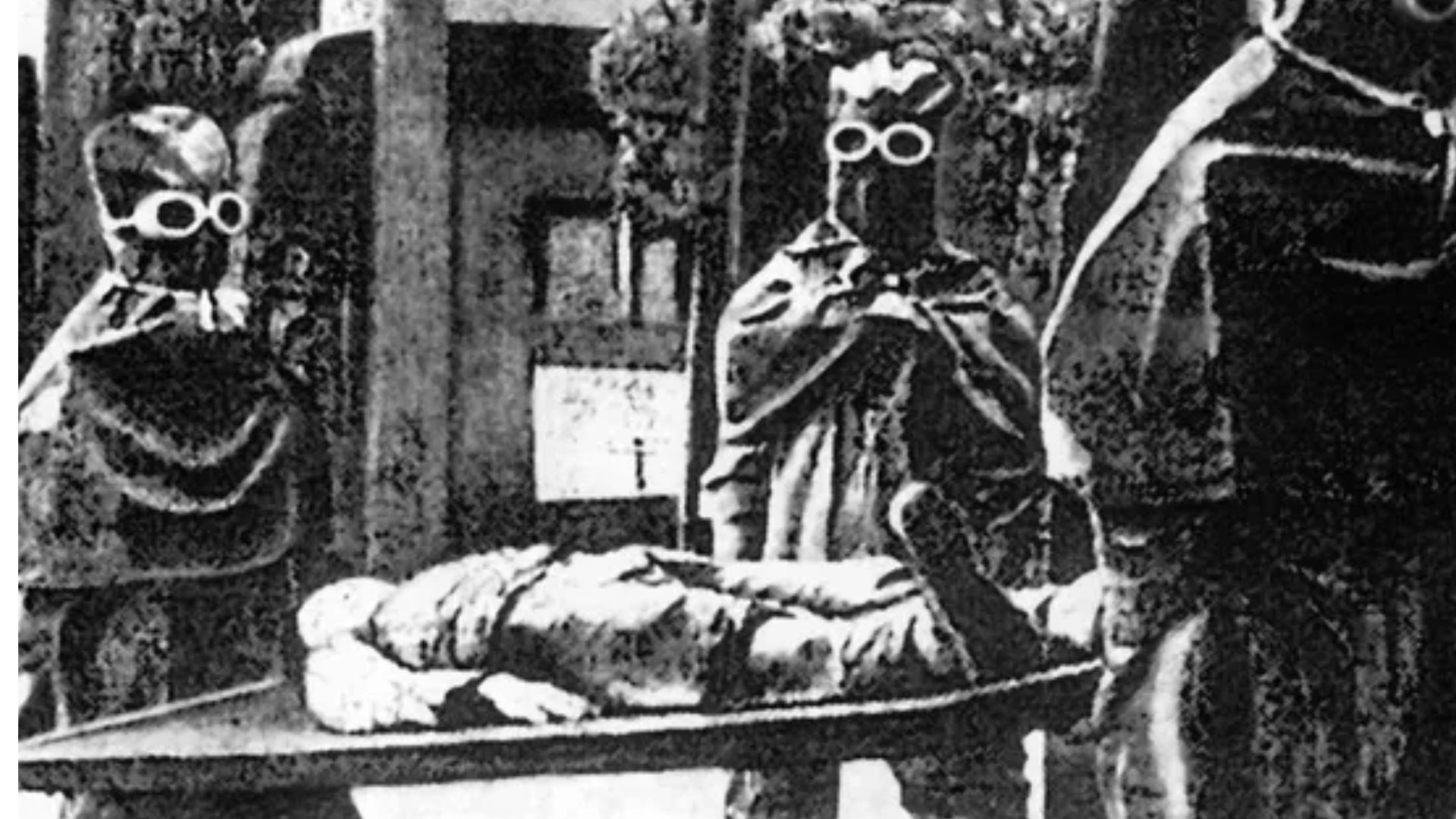 Staf Unit 731 Jepang membawa jenazah dari salah satu fasilitas unit (From History/Universal Images Group via Getty Images)
