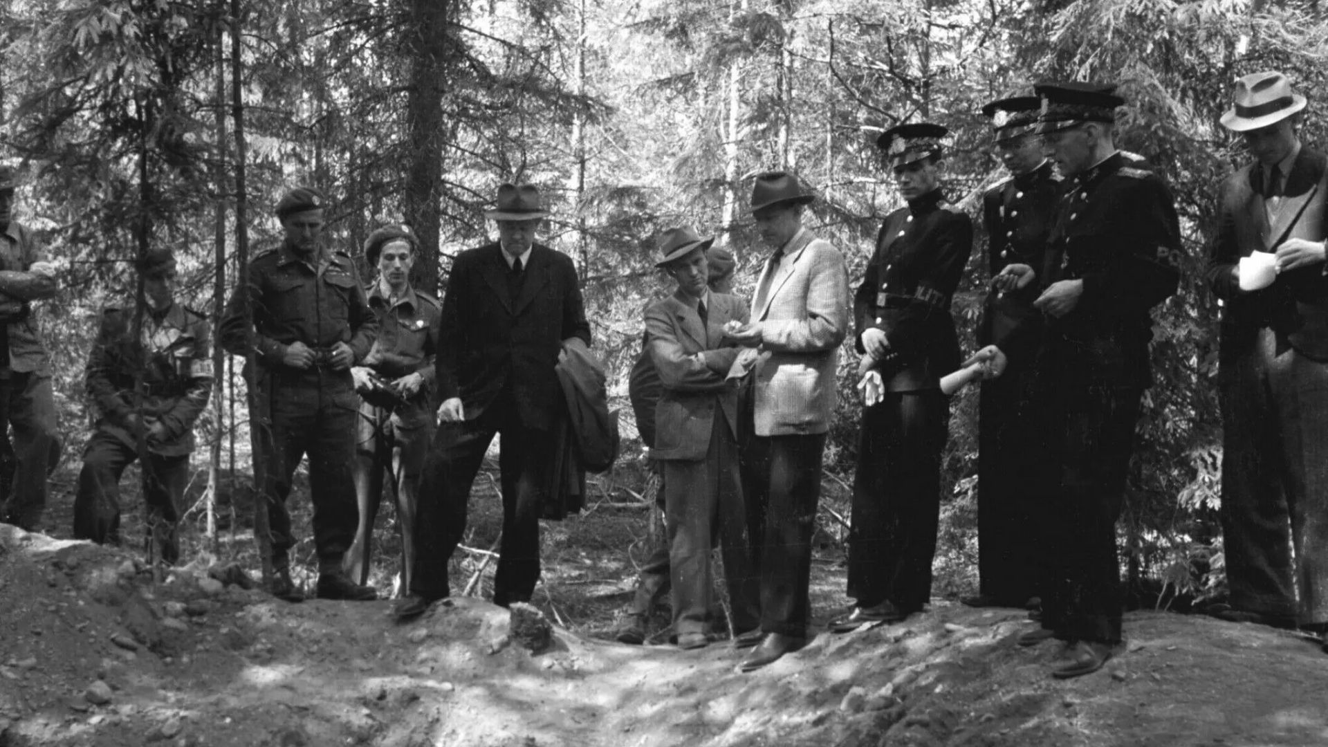 Nazi Norwegia dan Jerman dibawa keluar dari penjara untuk menggali mayat-mayat tahanan yang dieksekusi.