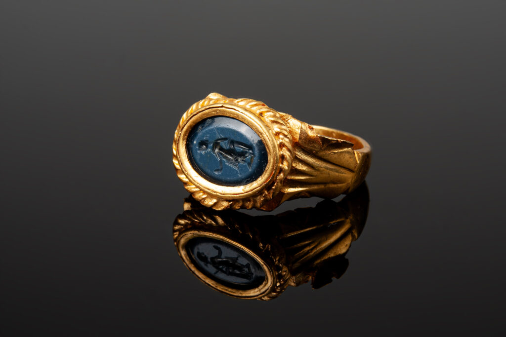 Cincin emas dengan intaglio