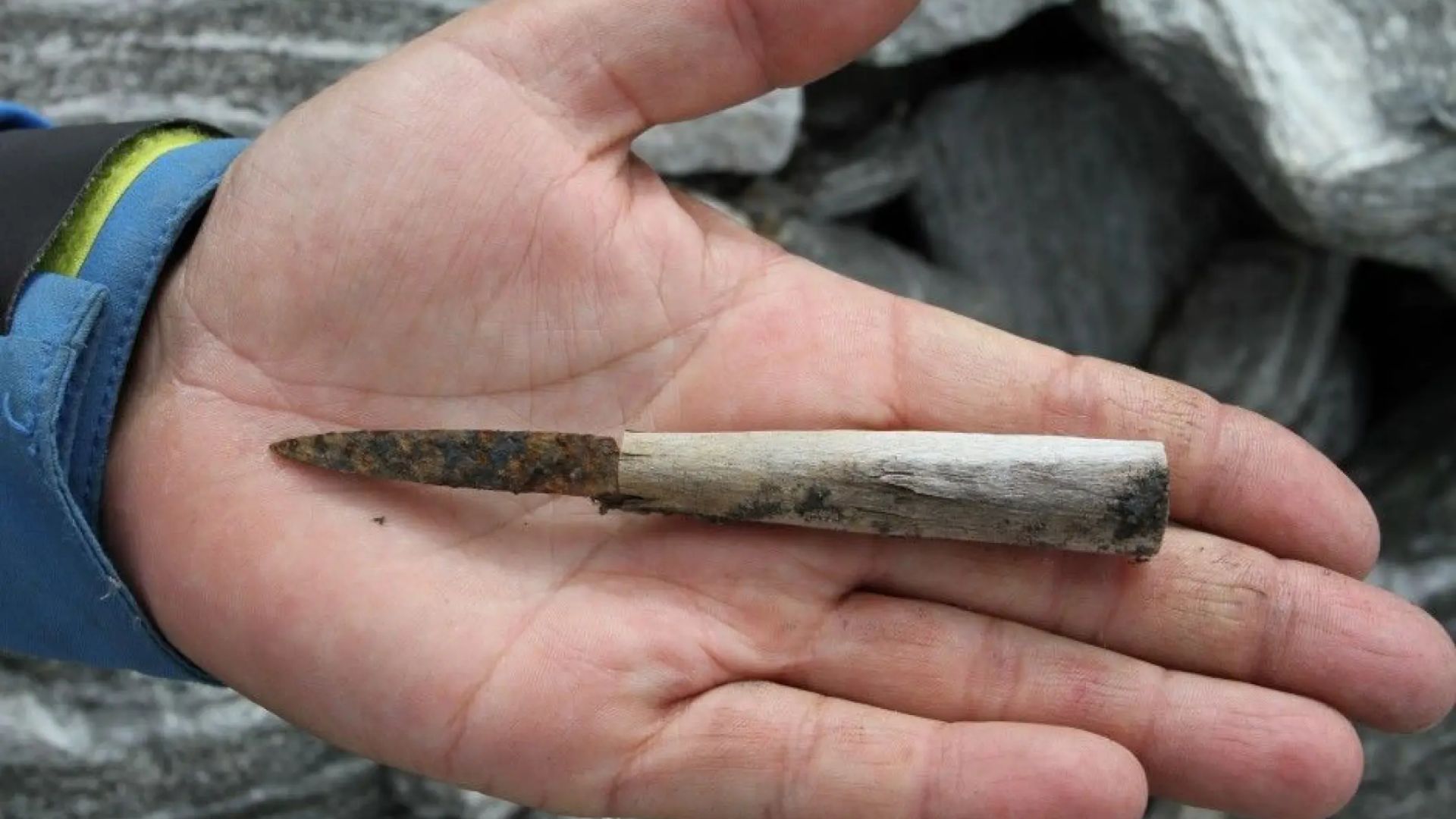 Sebuah pisau kecil dengan gagang kayu, mungkin dari Zaman Besi, adalah salah satu harta karun yang ditemukan oleh para arkeolog di gletser Lendbreen