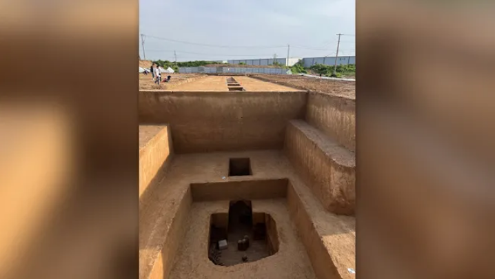Makam ini digali di pinggiran kota Xianyang di provinsi Shaanxi, di sebuah area dengan makam-makam berstatus tinggi lainnya. Makam ini berasal dari tahun 557 Masehi.