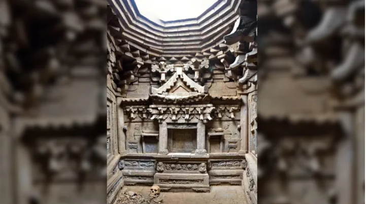 Ruang dalam makam berhias ini terbuat dari batu bata yang dibentuk sedemikian rupa sehingga terlihat seperti kayu berukir.