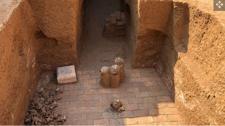 Sebuah prasasti di makam menggambarkan orang yang dimakamkan di sana sebagai seorang &ldquo;adipati&rdquo;, tetapi dia kemudian dikenal sebagai kaisar pertama dinasti Zhao Utara.