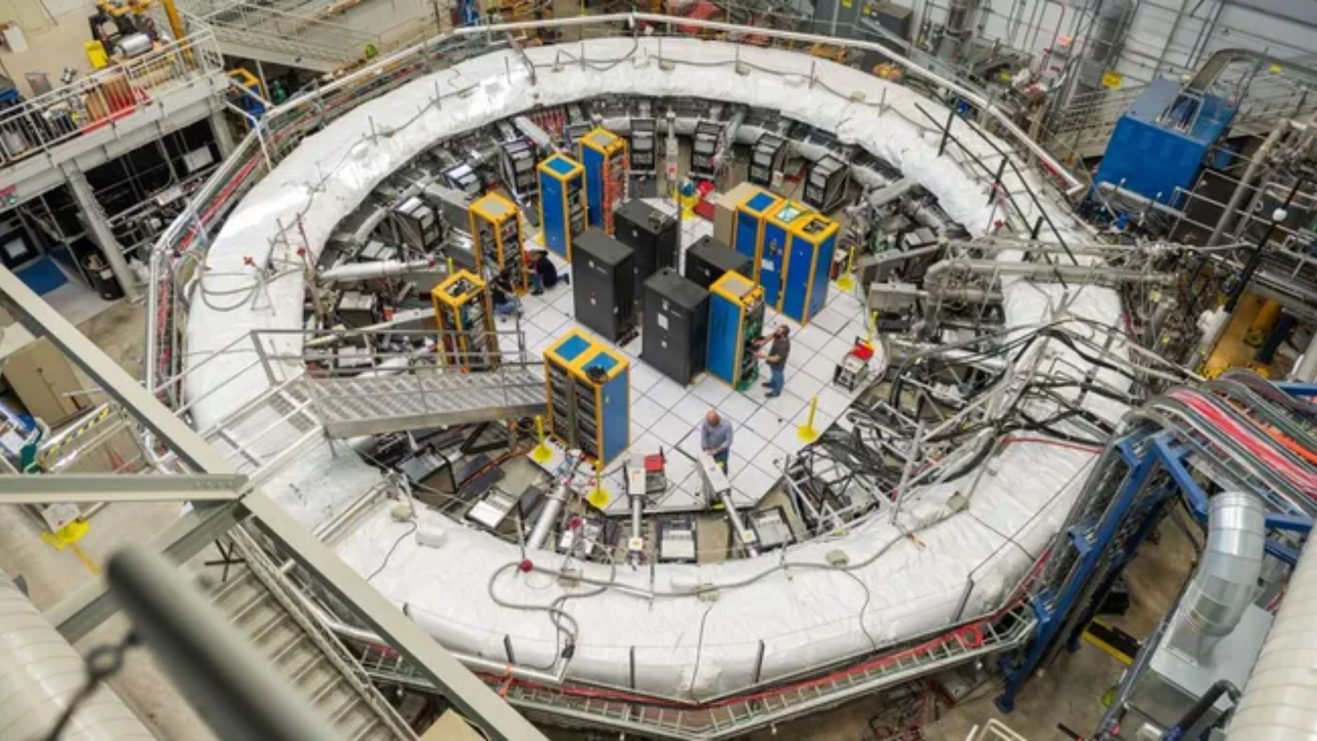 Tampilan atas-bawah peralatan yang digunakan dalam percobaan g-2 di Fermilab.