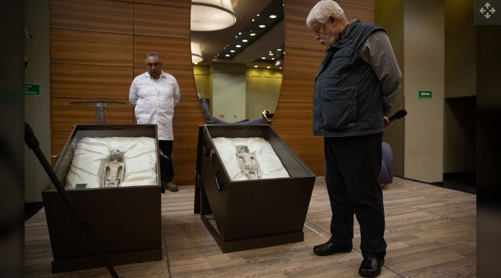 Jurnalis Meksiko Jaime Maussan berdiri di dekat dua makhluk &ldquo;non-manusia&rdquo; sebelum konferensi pers, di hotel Camino Real, di Mexico City, Meksiko pada 13 September 2023.