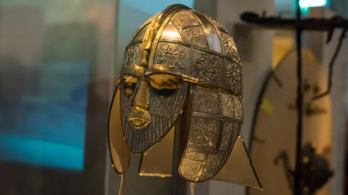 Studi baru menunjukkan bahwa helm Sutton Hoo yang terkenal itu mungkin dipengaruhi oleh helm yang digunakan oleh para prajurit Anglo-Saxon yang bertempur sebagai tentara bayaran Kekaisaran Bizantium.