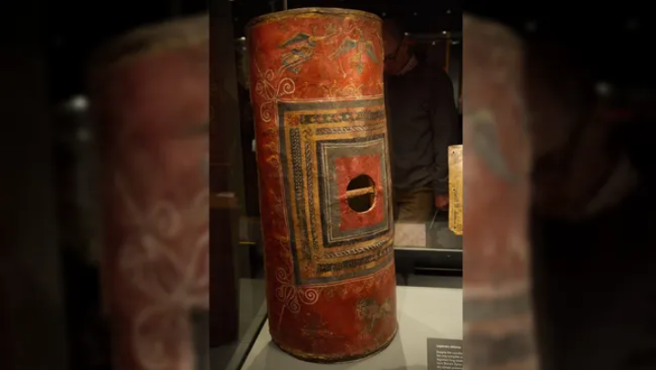 Sebuah scutum (perisai panjang) Romawi yang dilukis dari Dura-Europos di Suriah adalah salah satu dari sedikit contoh yang diketahui.