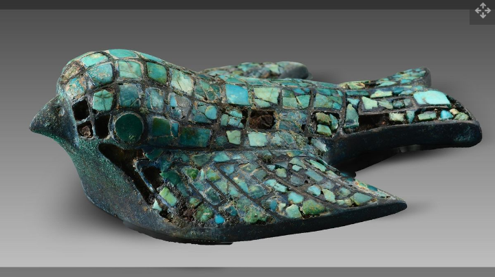 Patung burung perunggu yang bertatahkan potongan pirus ini adalah salah satu dari sekitar 3.000 artefak berusia 3.000 tahun yang ditemukan dari makam elit di situs Zhaigou.