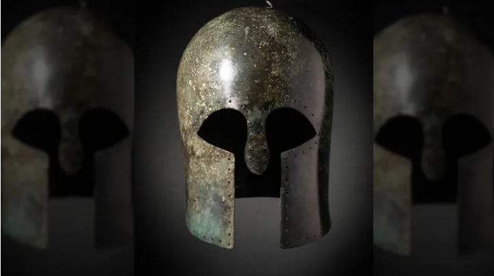 Helm perunggu ini merupakan contoh langka yang terawat baik dari helm gaya Korintus yang dikenakan oleh banyak prajurit hoplite Yunani.