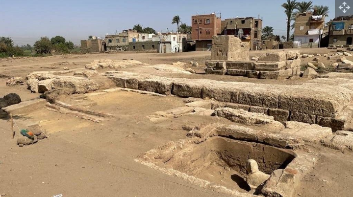 Patung ini ditemukan di dalam sebuah baskom di Kuil Horus, seperti yang ditunjukkan di sini.