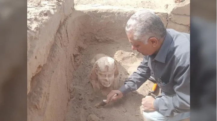 Sphinx ini memiliki wajah yang menurut beberapa arkeolog menggambarkan kaisar Romawi, Claudius.