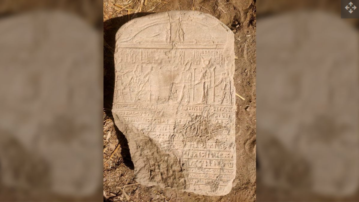 Tablet ini ditemukan di dekat sphinx dan memiliki tulisan hieroglif dan demotik (aksara yang berasal dari hieroglif) di atasnya.
