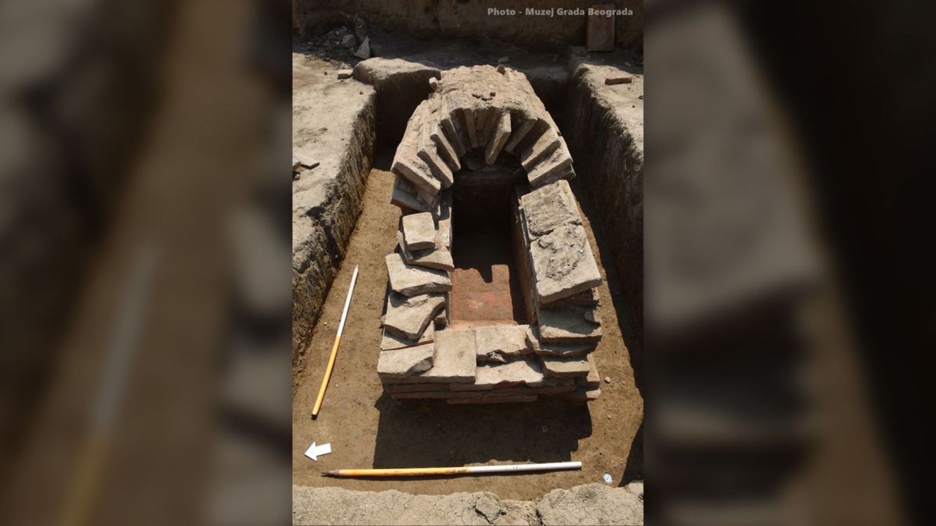 Penggalian tersebut telah menemukan 14 makam dari abad ketiga dan keempat Masehi ketika Beograd &ndash; yang saat itu disebut Singidunum &ndash; menjadi pusat kekuatan militer Romawi di wilayah tersebut.
