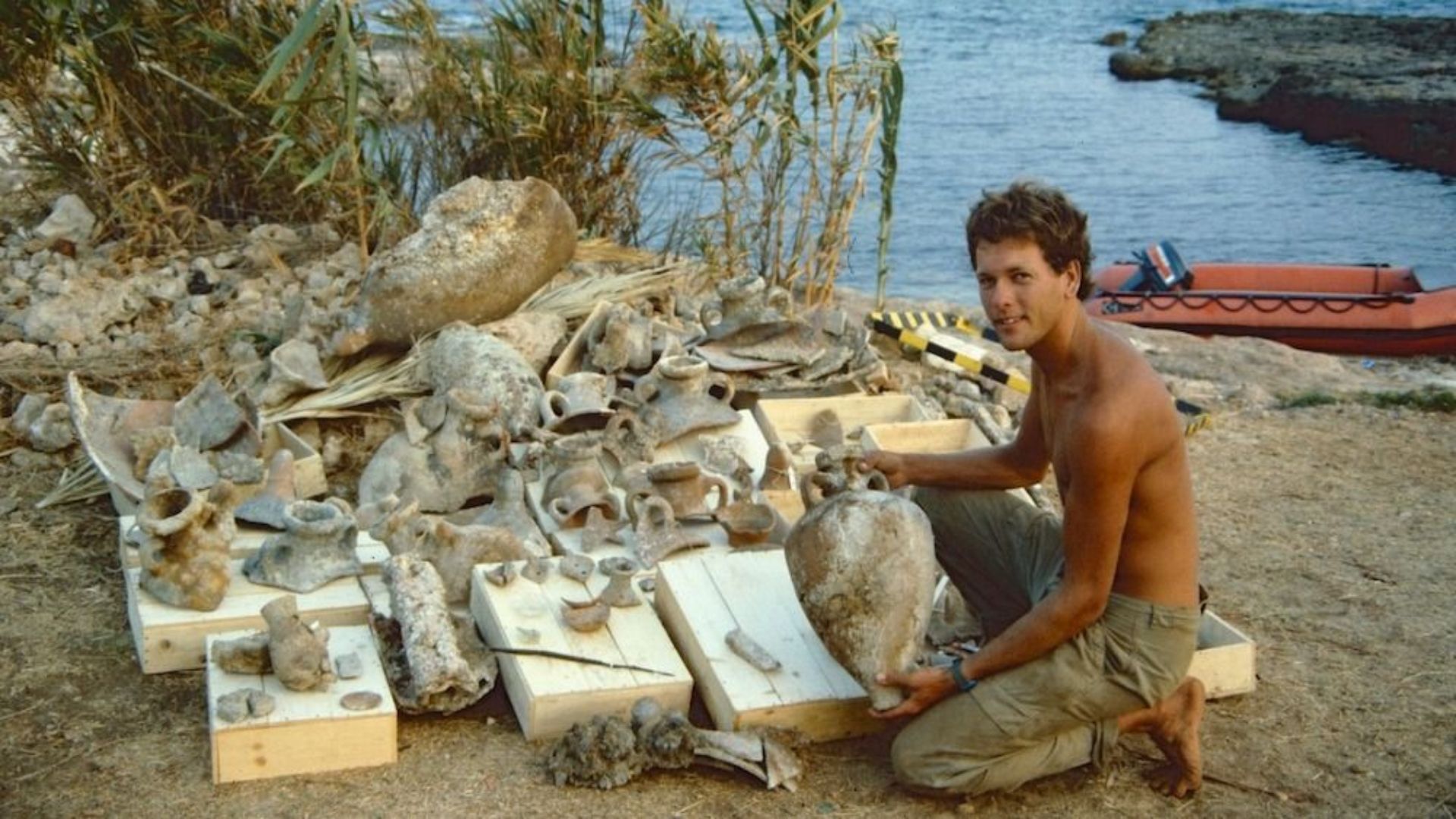 David Gibbins pada tahun 1985 dengan pilihan artefak dari kapal karam Romawi di lepas pantai Sisilia di Mediterania