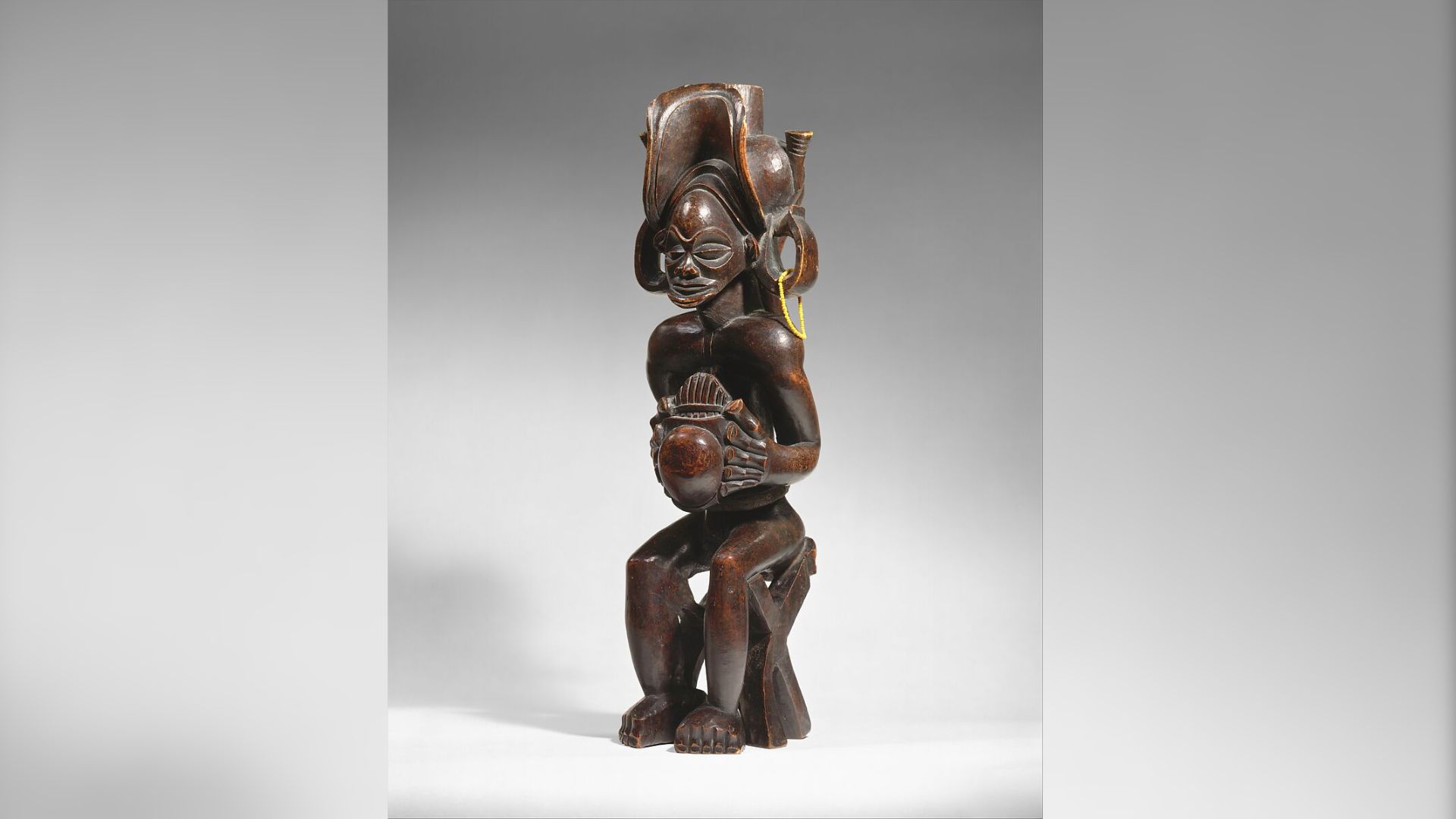 Kepala Suku (Mwanangana) Memainkan Sanza (credit : www.metmuseum.org/Rogers Fund, 1988)