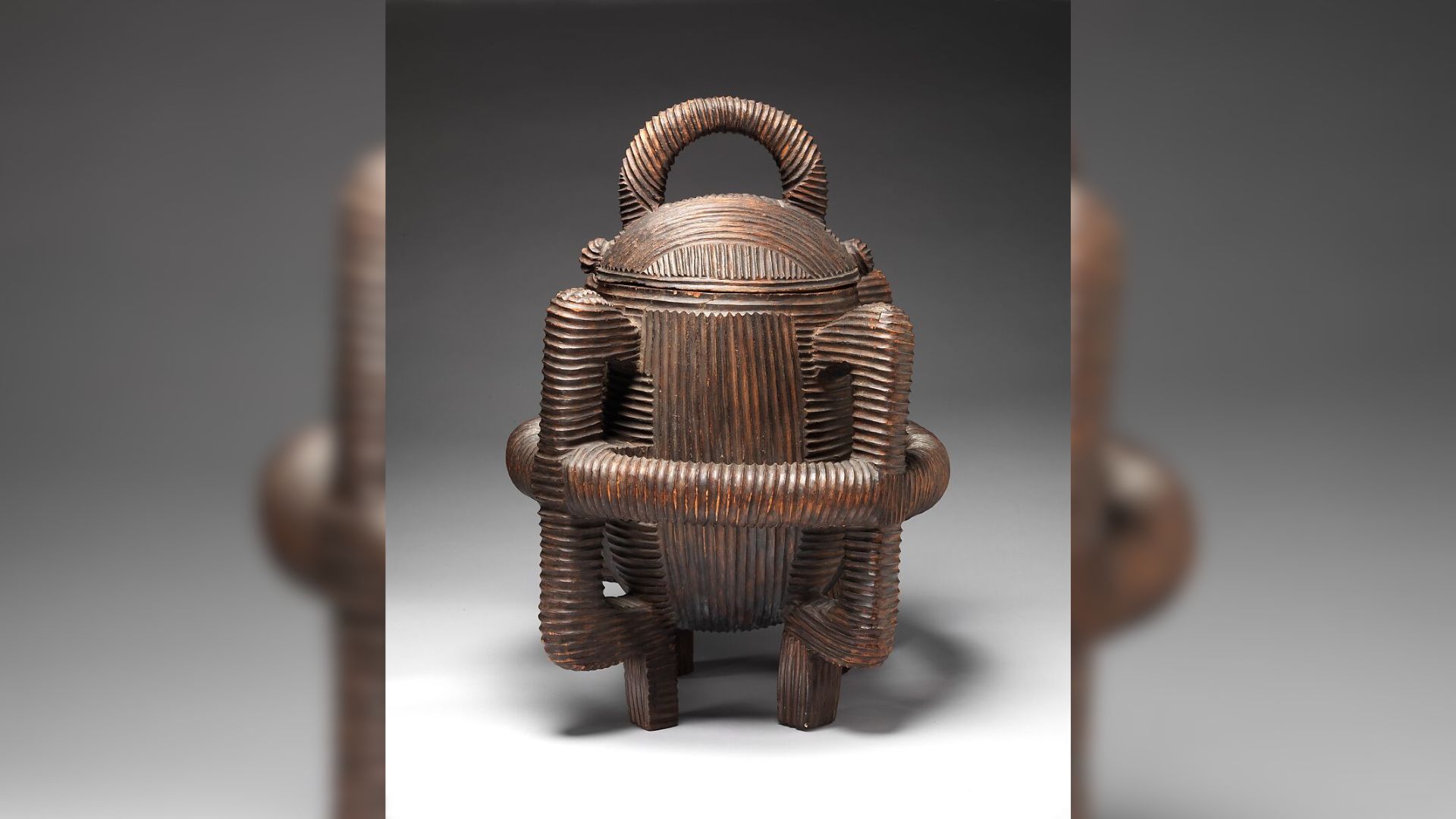 Wadah kayu dengan ukiran dan penutup terpisah (credit : www.metmuseum.org)