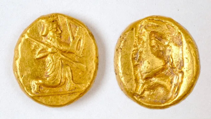 Darik Persia adalah koin emas yang dicetak oleh Kekaisaran Persia dan menampilkan gambar seorang pemanah yang sedang berjongkok. (livescience.com)