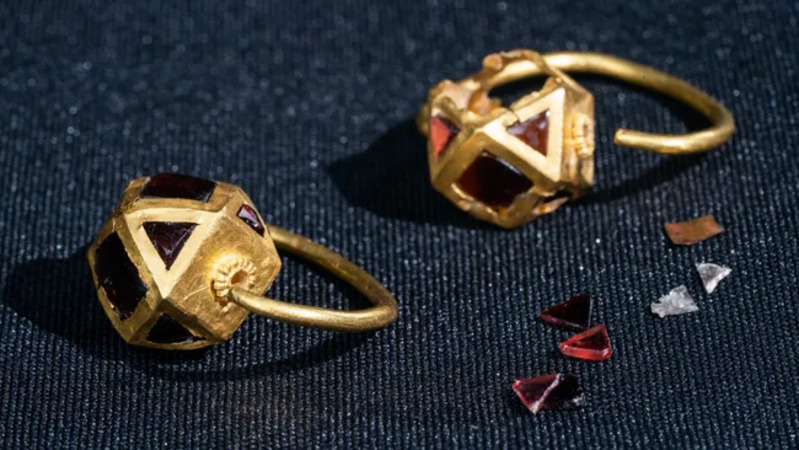 Temuan baru tersebut meliputi anting-anting yang terbuat dari emas dengan tatahan batu merah, kemungkinan garnet atau carnelian.(livescience.com)