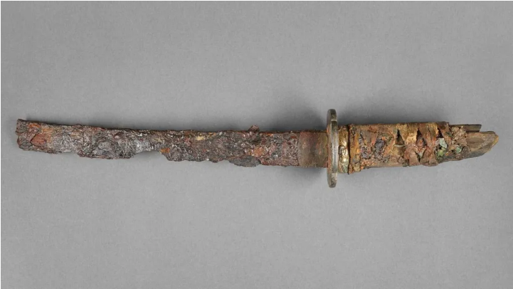 Pedang Wakizashi setelah direstorasi. Perhatikan pembungkus tekstil dan elemen dekoratif yang terbuat dari tembaga.