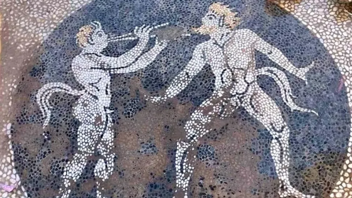 Mosaik berkerikil ini menggambarkan dua roh hibrida hewan dan manusia yang merupakan penghormatan kepada Dionysus, dewa kesuburan Yunani.