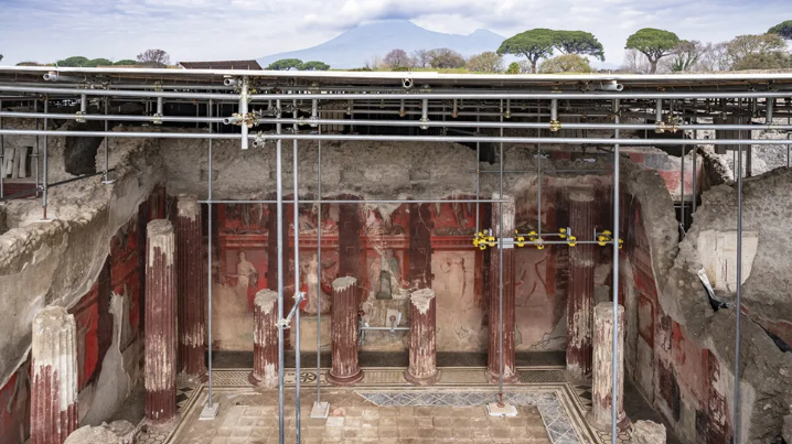 Pemandangan ke dalam Rumah Thiasus yang baru saja digali di Pompeii. Dindingnya dihiasi dengan lukisan dinding yang menggambarkan upacara inisiasi sebuah kultus misteri kuno.
