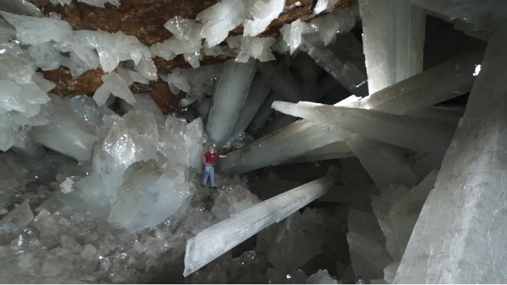 Para ahli geologi menjelajahi Gua Kristal (Cueva de los Cristales) di Tambang Naica, Chihuahua, Meksiko.