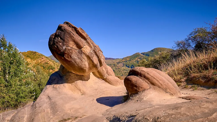 Trovants adalah bebatuan yang tumbuh dengan menyerap mineral dari air hujan. Sebuah cagar alam di Rumania merupakan rumah bagi sekelompok trovants yang menginspirasi cerita rakyat tentang telur dinosa