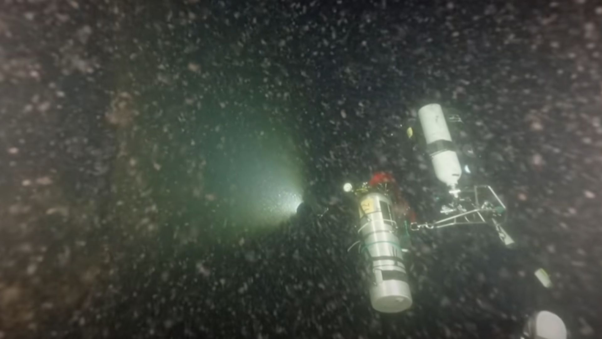 Menyelam sedalam 90 meter untuk mengungkap kapal yang tenggelam (YouTube.com/National Geographic)