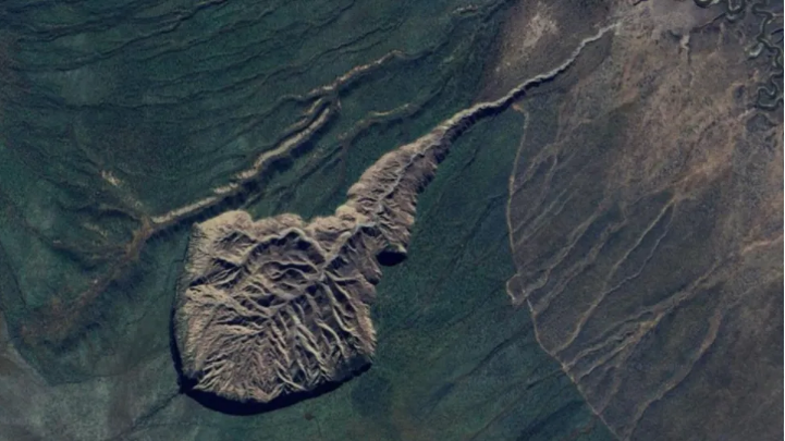Kawah Batagay pertama kali terlihat pada citra satelit pada tahun 1991, namun kemungkinan besar terbentuk pada tahun 1970-an.