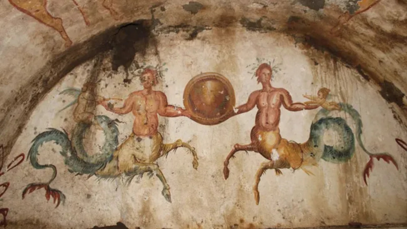Makam tersebut berisi lukisan dua ichthyocentaur. (Kredit gambar: Inspektorat Wilayah Metropolitan Naples; Kementerian Kebudayaan, Italia)
