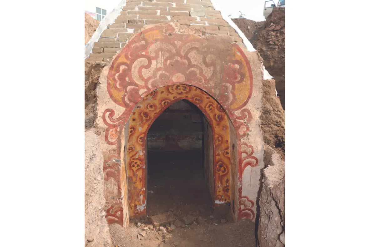 Pintu masuk ke makam kuno ini memiliki pintu berornamen di ujung koridor yang terkubur.