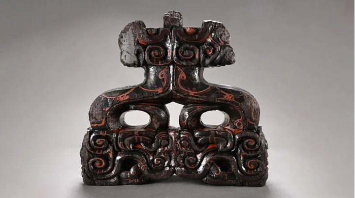 Makam Wuwangdun sangat terkenal dengan banyaknya artefak &ldquo;pernis&rdquo;, yang dibuat dengan cara melapisi benda-benda kayu dengan campuran dekoratif resin pohon dan lilin yang disebut pernis.