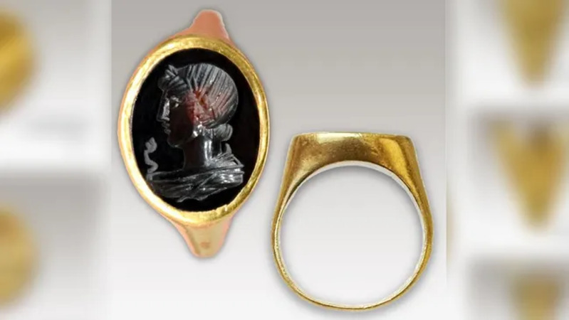 Cincin stempel emas yang ditemukan di Korintus kuno, Yunani. (Kredit gambar: Kementerian Kebudayaan Yunani)