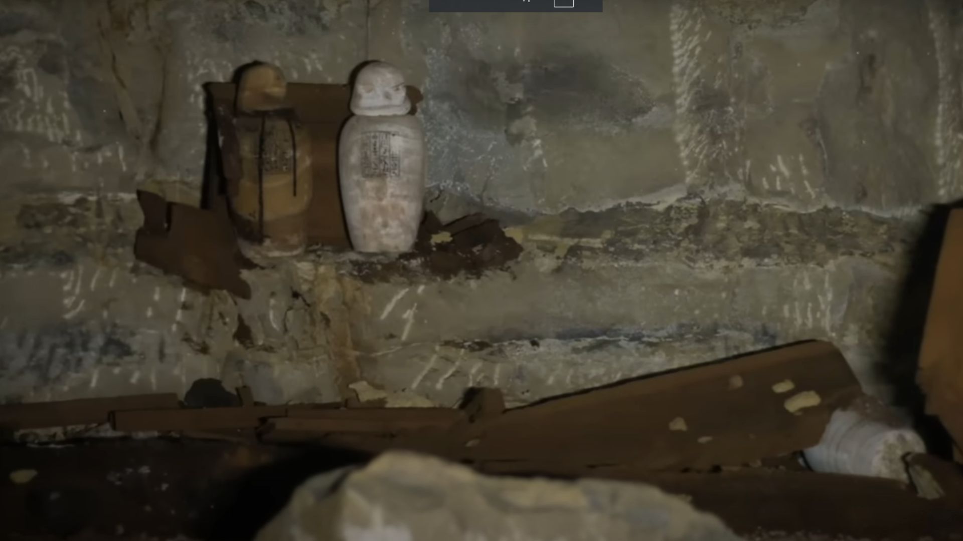 Artefak didalam ruangan pemakaman tersembunyi (YouTube.com/National Geographic)