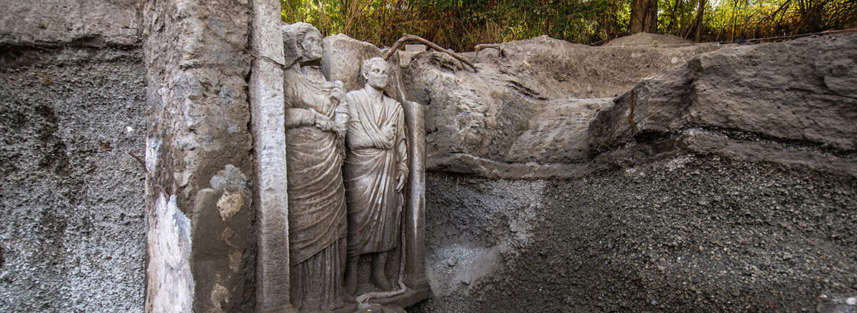 Dua Patung Seukuran Manusia Ditemukan di Makam Pompeian