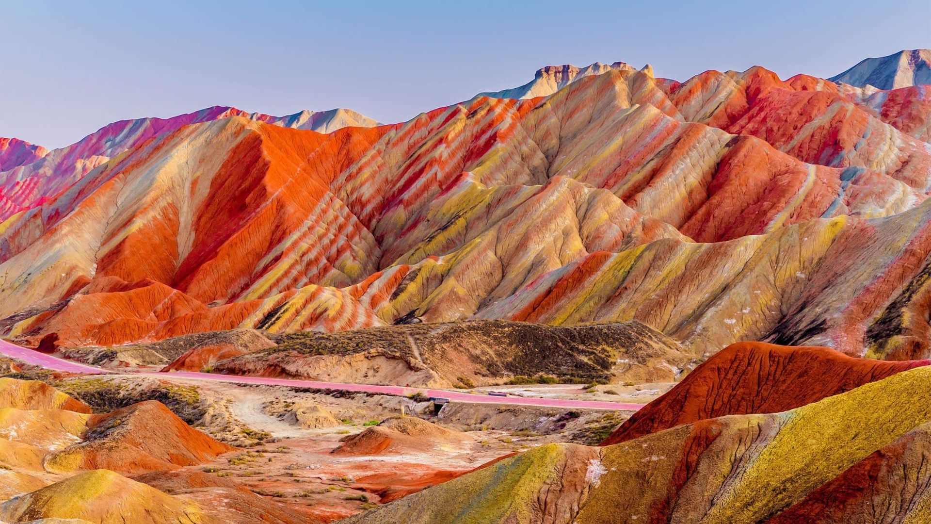 Pegunungan Pelangi di China (credit : www.catalystplanet.com)