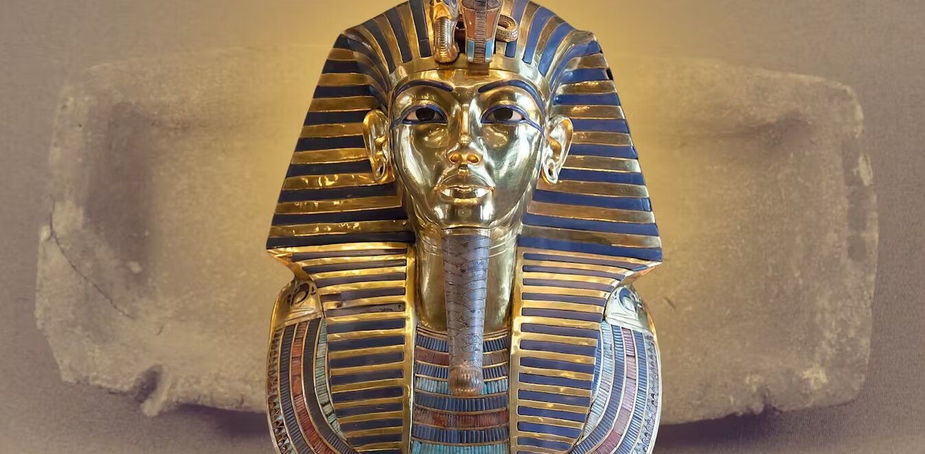 Topeng pemakaman emas Tutankhamun dan salah satu nampan tanah liat polos.